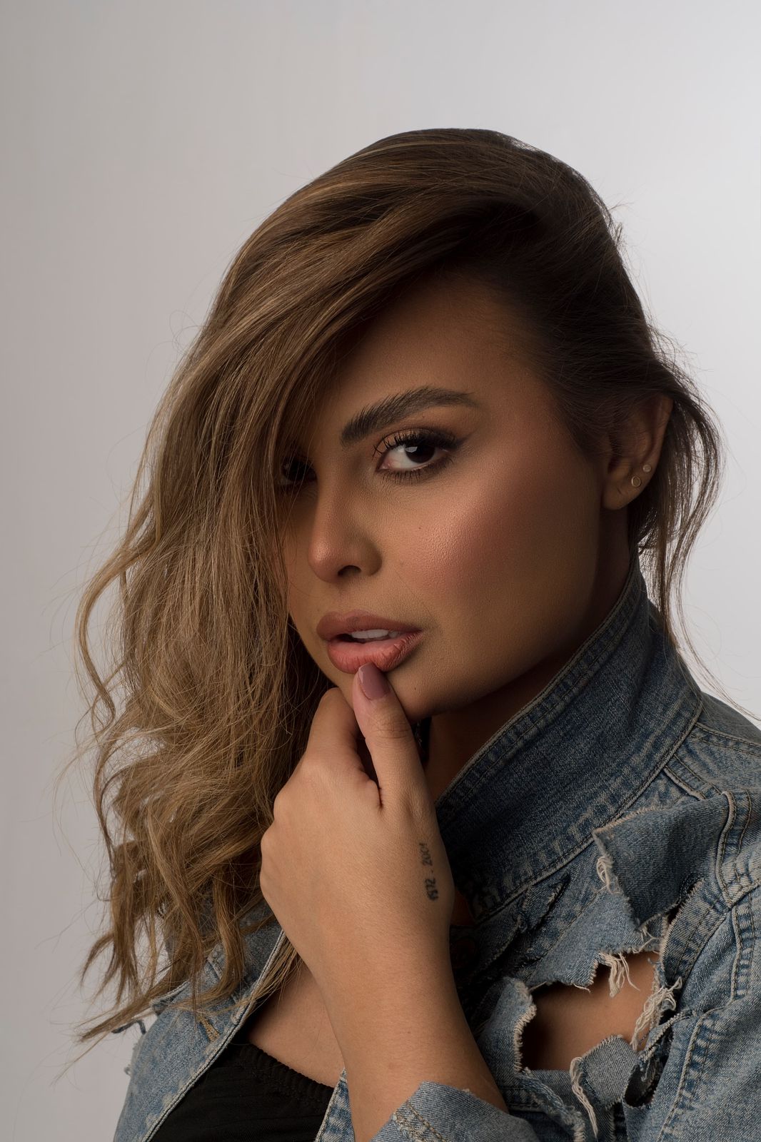 Thaís Santos em ensaio look book, retrato editorial de moda